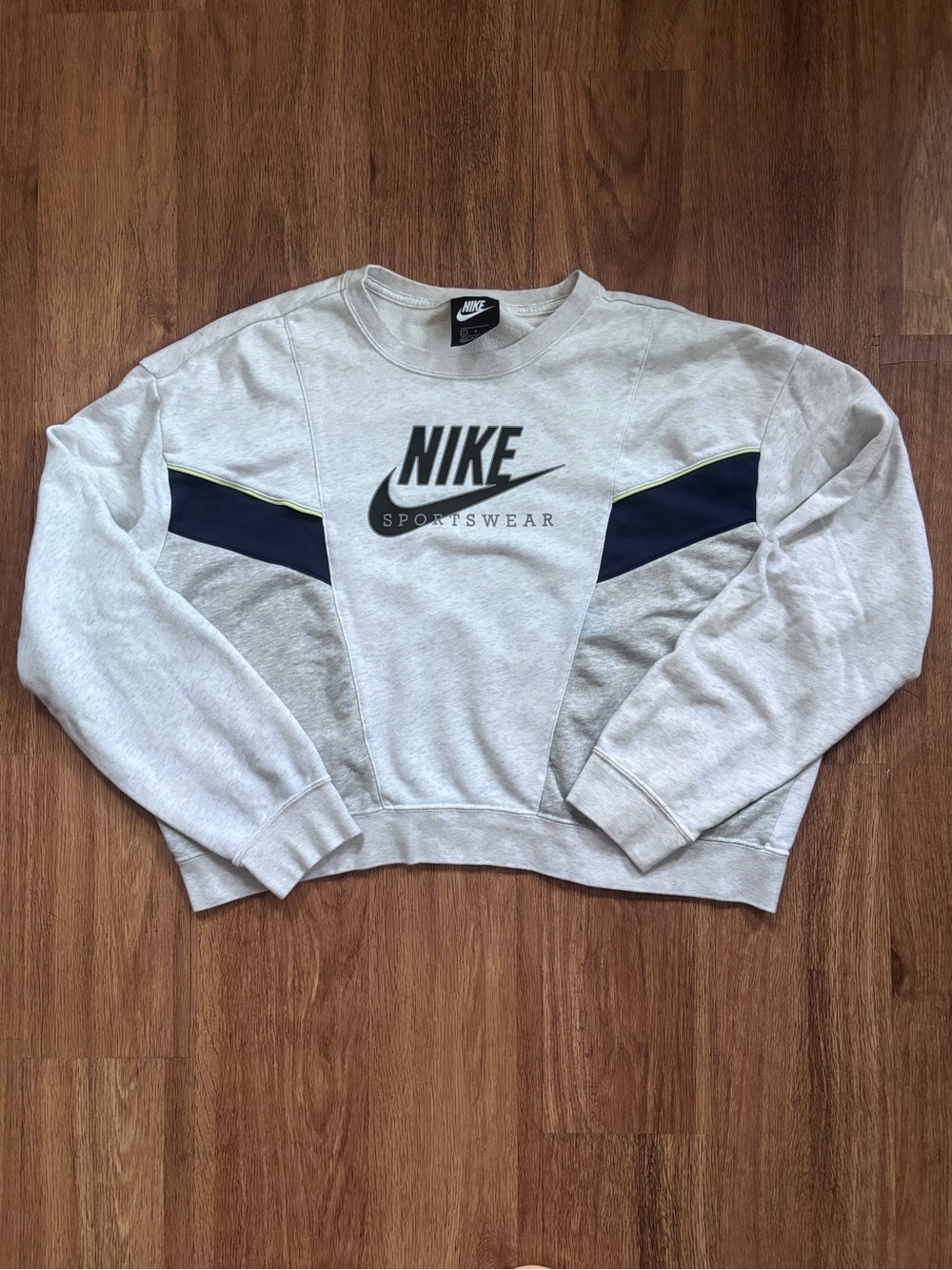 Nike Sportswear Women’s Heritage
Crewneck Sweatshirt Size Large